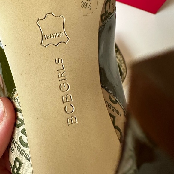 BCBGirls 9.5 shoes with Logo, patent and studs design, excellent condition - Picture 9 of 10